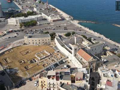 Nacque quindi l�odierno corso Antonio De Tullio, strada che costeggiando tutta la zona portuale...